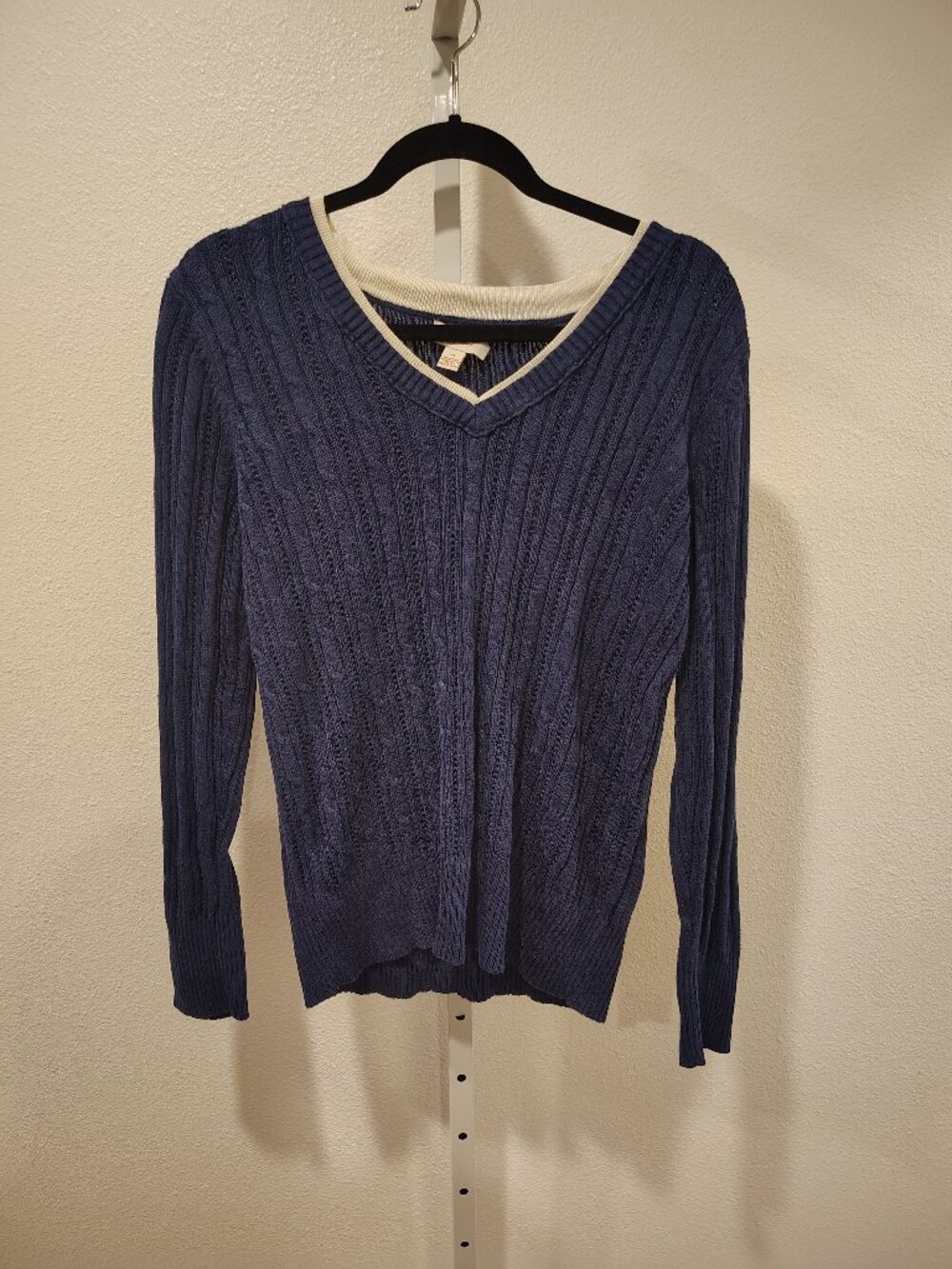 Arizona Jean Company Junior's Sweater Size 1X Cable Knit V-Neck Long Sleeve